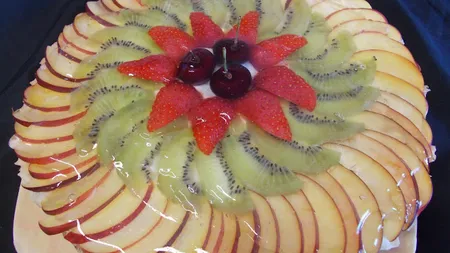 Tartă cu cremă de brânză şi fructe