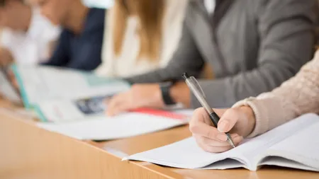 Oficial din Ministerul Turismului, DESCALIFICAT de la un concurs de promovare în funcţie după ce a fost prins că A TRIŞAT