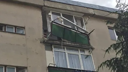 Explozie într-un bloc din Turda. Un bărbat a fost transportat la spital cu arsuri pe faţă şi pe mâini