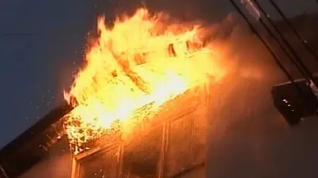 Explozie urmată de un incendiu, într-un apartament din Timişoara. O persoană a fost rănită
