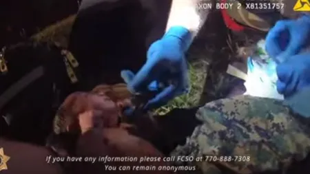 Atenţie, imagini şocante! O fetiţă nouă-născută, descoperită într-o pungă, în pădure. Copila încă avea cordonul ombilicat ataşat VIDEO