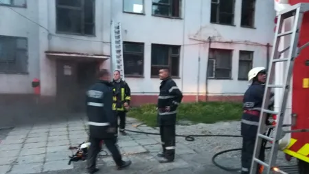 Incendiu la un bloc de muncitori din Arad. Locatarii, mulţi dintre ei 