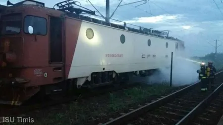Locomotiva unui tren de pasageri a luat foc luni