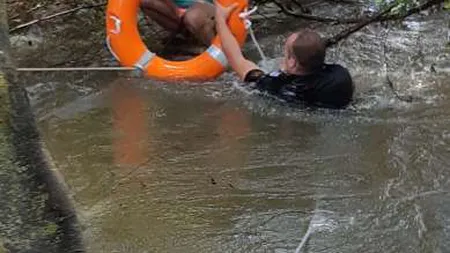 La un pas de moarte. Doi copii care se jucau pe malul râului Sebeş, salvaţi de la înec de pompieri