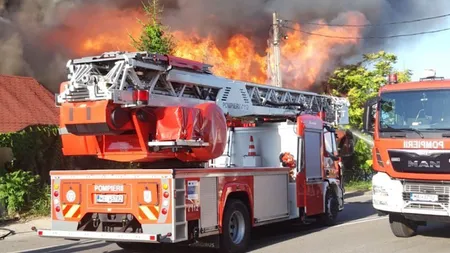 Incendiu puternic în Piteşti. Arde clădirea unui fost restaurant VIDEO
