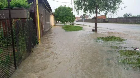Vremea rea a făcut ravagii în România! Sute de persoane evacuate şi zeci de case luate de ape UPDATE