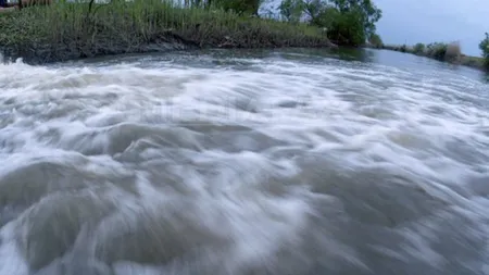 Cod galben de inundaţii pe râuri din 32 de judeţe, până marţi după-amiaza