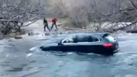 Maşină luată de viitură, la Buzău. Şoferul s-a salvat în ultima clipă