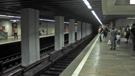 Incident grav la metrou. O bucată de plafon a căzut şi a fost lovită de tren în momentul intrării în staţie