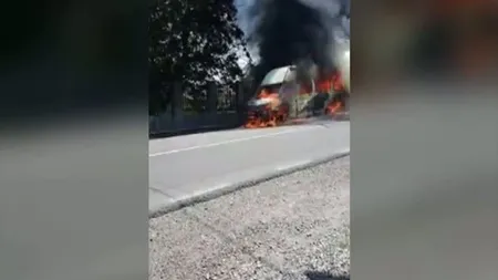 Un microbuz de călători a luat foc în trafic VIDEO