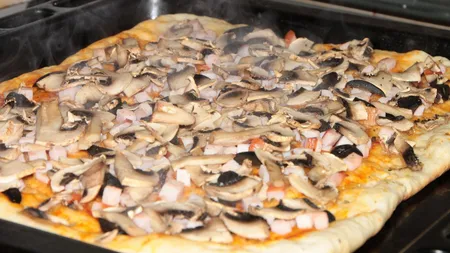 Pizza de casa cu carnati si ciuperci