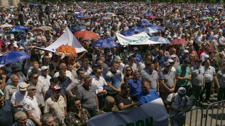 Haos în Republica Moldova. În timp ce preşedintele este suspendat, două guverne revendică puterea şi se acuză de lovitură de stat