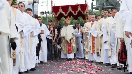 Procesiune cu Preasfântul Sacrament pe străzile din centrul Bucureştiului, duminică după-amiază