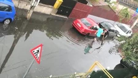 Vijelii şi ploi torenţiale în mai multe zone din ţară. Turişti blocaţi de viitură în Alba. Tornadă în Timiş