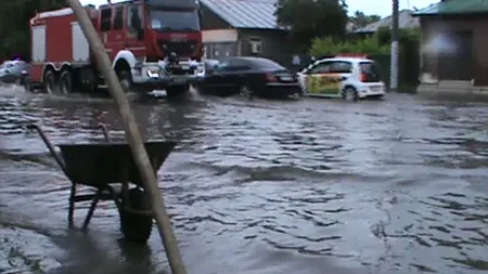 Locuinţe şi străzi din Capitală şi din Ilfov inundate după ploaia de luni dimineaţă