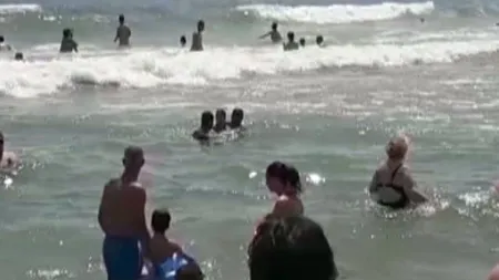 20 de oameni salvaţi de la înec de salvamari pe litoral