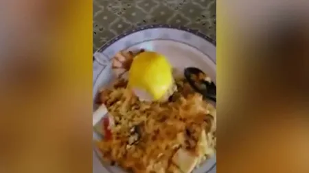 Lamă de cutter în mancarea servită la un restaurant