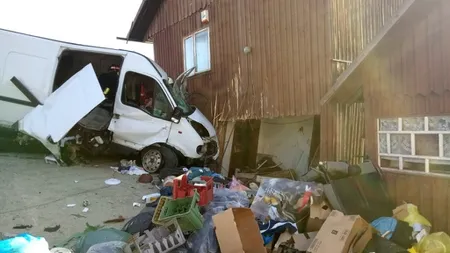 Accident în Suceava: Un microbuz de marfă a intrat într-o casă. Şoferul a murit, o femeie este rănită
