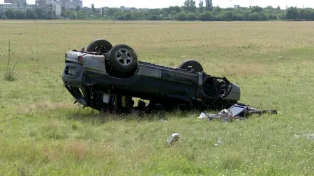 Bărbat mort după ce a evitat o groapă în asfalt și s-a răsturnat de mai multe ori cu maşina