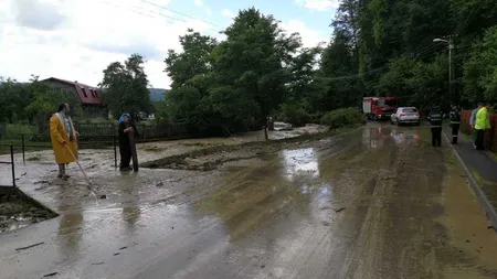 Inundaţiile şi furtunile au făcut prăpăd: case şi curţi pline de apă, copaci căzuţi, drumuri blocate şi localităţi fără curent