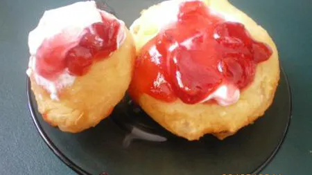 Papanasi cu dulceata de cirese