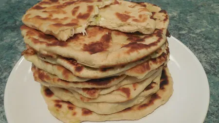 Turte cu branza si praz, la tigaie