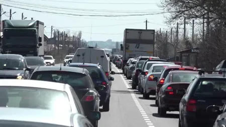 Trafic infernal pe Valea Prahovei. Maşinile circulă în coloană la Comarnic şi Buşteni