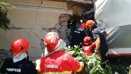 Un TIR a intrat într-o casă în Dolj. Şoferul a murit, o fetiţă este rănită