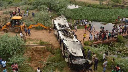 Tragedie în India, unde un autocar cu zeci de pasageri s-a răsturnat. Sunt cel puţin 29 de morţi şi 18 sunt rănite