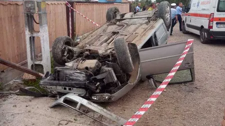 Băiat de 12 ani mort după ce maşina în care se afla a intrat într-un şanţ şi s-a răsturnat