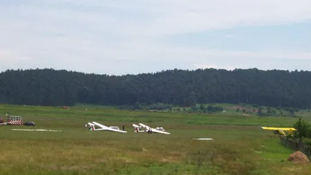 Accident aviatic în Braşov. Un aparat s-a prăbuşit la aterizare