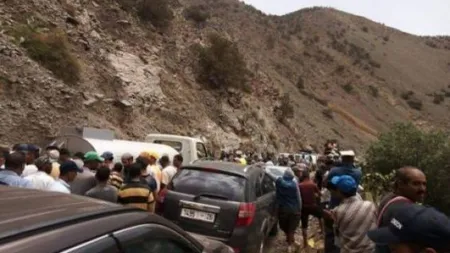 Zeci de cadavre într-o camionetă îngropată sub pământ şi pietriş în urma unei lunecări de teren