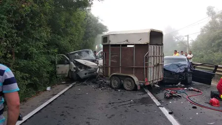 Un mort şi doi răniţi după ce un microbuz şi două maşini s-au ciocnit la Arad