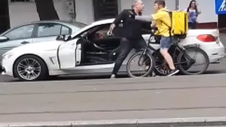 Biciclist bătut în trafic de un şofer. Imagini revoltătoare surprinse în Capitală VIDEO