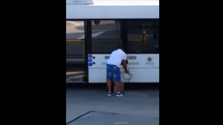 Cum a fost filmat un bărbat în faţa unui autobuz din Craiova! Imaginile au devenit virale VIDEO