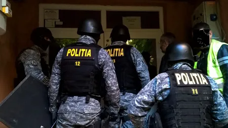Cei cinci mafioţi care furau din bancomate în România, SUA şi Mexic, duşi în instanţă cu propunere de arestare