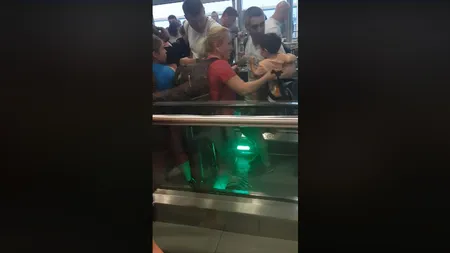 Momente de panică pe Aeroportul Otopeni: Cei care urcau pe scară rulantă pur şi simplu veneau unii peste alţii. Nu aveau loc