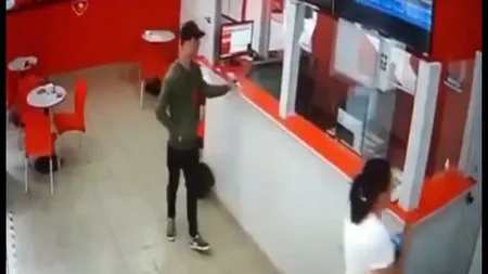 Jaf la o casă de pariuri. Hoţul a fugit cu banii, camerele de supraveghere au surprins totul VIDEO