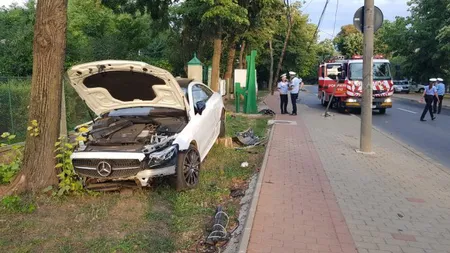Un afacerist drogat a distrus cu maşina tot ce i-a apărut în cale şi s-a oprit într-un copac VIDEO