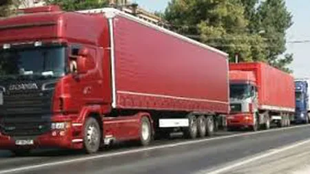 Cursă între două tiruri, pe autostradă. Se joacă şi nu îi putem depăşi VIDEO