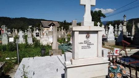 Ce se întâmplă la mormântul Elodiei Ghinescu. Preotul, după ce a sfinţit cu agheasmă: 