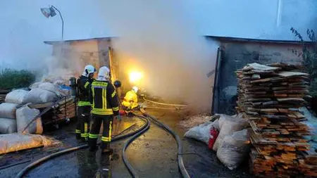 Incendiu puternic la o fabrică de mobilă din Oradea. Paznicul a fost transportat la spital cu arsuri