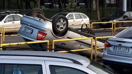 Accident cu trei maşini în Drumul Taberei. Un Opel s-a răsturnat pe linia tramvai FOTO