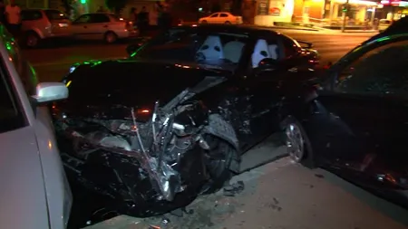 Un şofer băut a făcut prăpăd cu un Nissan GT-R, în Piteşti. A spulberat maşinile unor poliţişti şi a pus la pământ un semafor FOTO