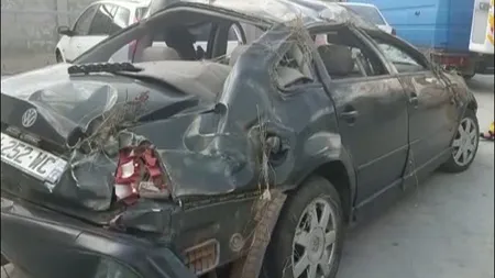 Urmărire cu focuri de armă pe o şosea din Mehedinţi. O maşină a fost ciuruită de gloanţe