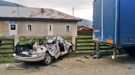 Patru tineri au murit pe loc după ce maşina în care se aflau a intrat sub un TIR parcat FOTO