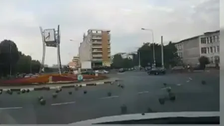 Imagini virale! O intersecţie din Tulcea a fost blocată de sute de pepeni ! Video-ul care a surprins internauţii