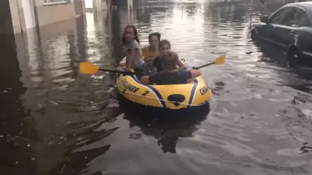 Plimbare cu barca prin Constanţa după o ploaie torenţială. Imaginile au devenit virale