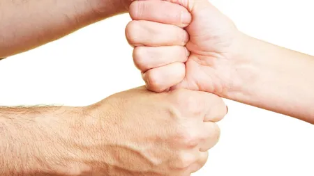 Sigur nu ştiai asta! Arată-mi cum strângi pumnul ca să-ţi spun ce fel de om eşti