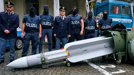 Ucrainenii, gata să pornească un război pe teritoriul Italiei. Au fost găsite arme de asalt de ultimă generaţie şi o rachetă aer-aer